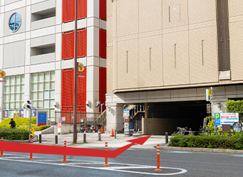 3つ目の信号手前左側に提携駐車場（北区役所地下駐車場）がございます。