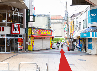 商店街と交差。ケンタッキーが見えたらセブンイレブン方向へ直進。