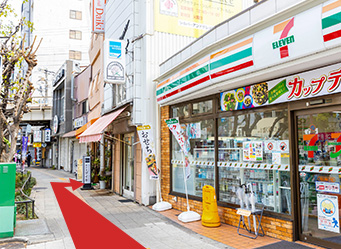 セブンイレブンの2軒隣に当ホテルがございます。